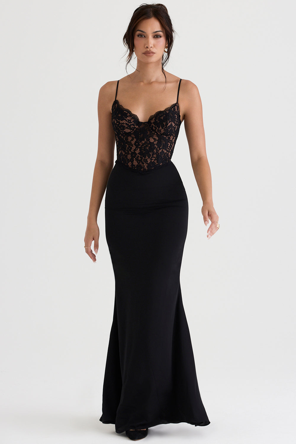 Elegantes, Figurbetontes Maxikleid Aus Spitze Mit Spaghettiträgern