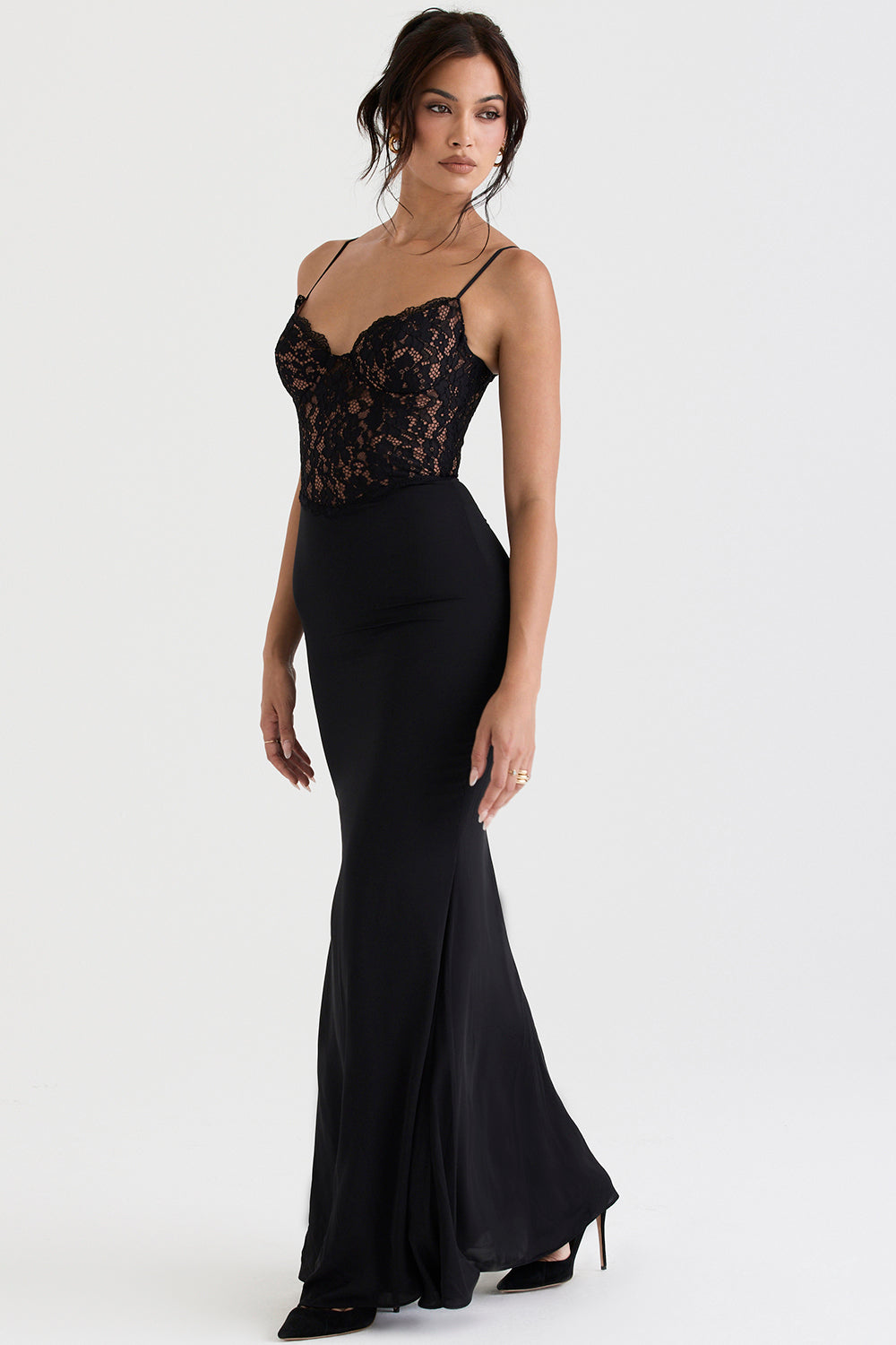Elegantes, Figurbetontes Maxikleid Aus Spitze Mit Spaghettiträgern