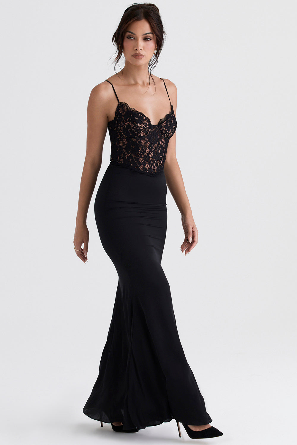 Elegantes, Figurbetontes Maxikleid Aus Spitze Mit Spaghettiträgern