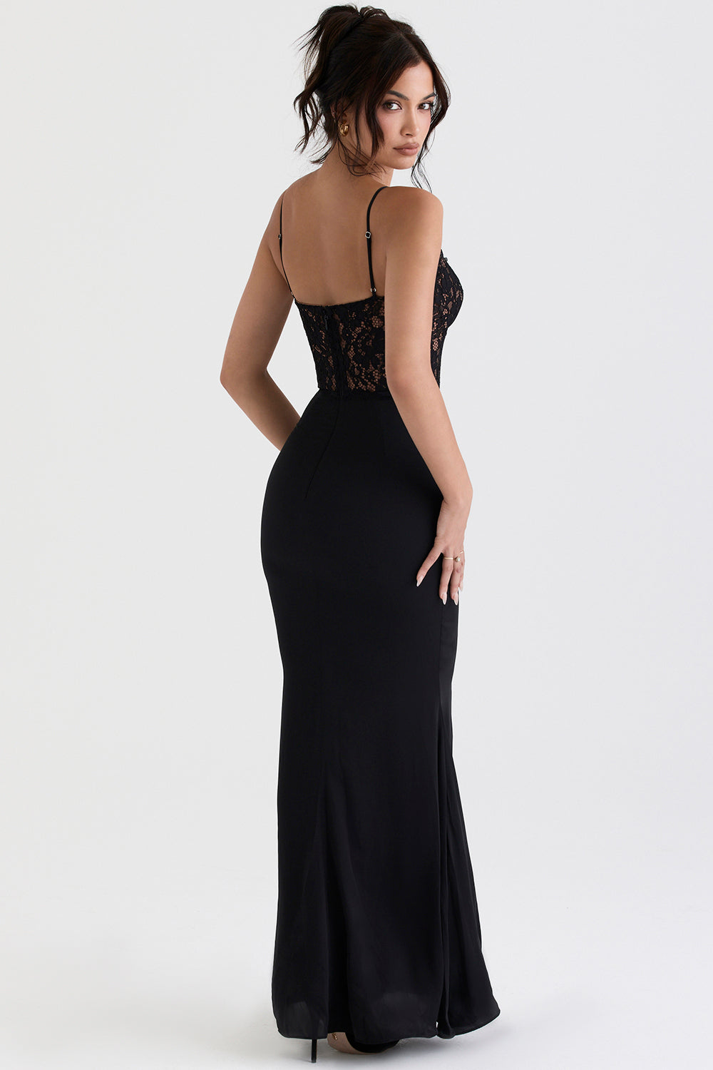 Elegantes, Figurbetontes Maxikleid Aus Spitze Mit Spaghettiträgern