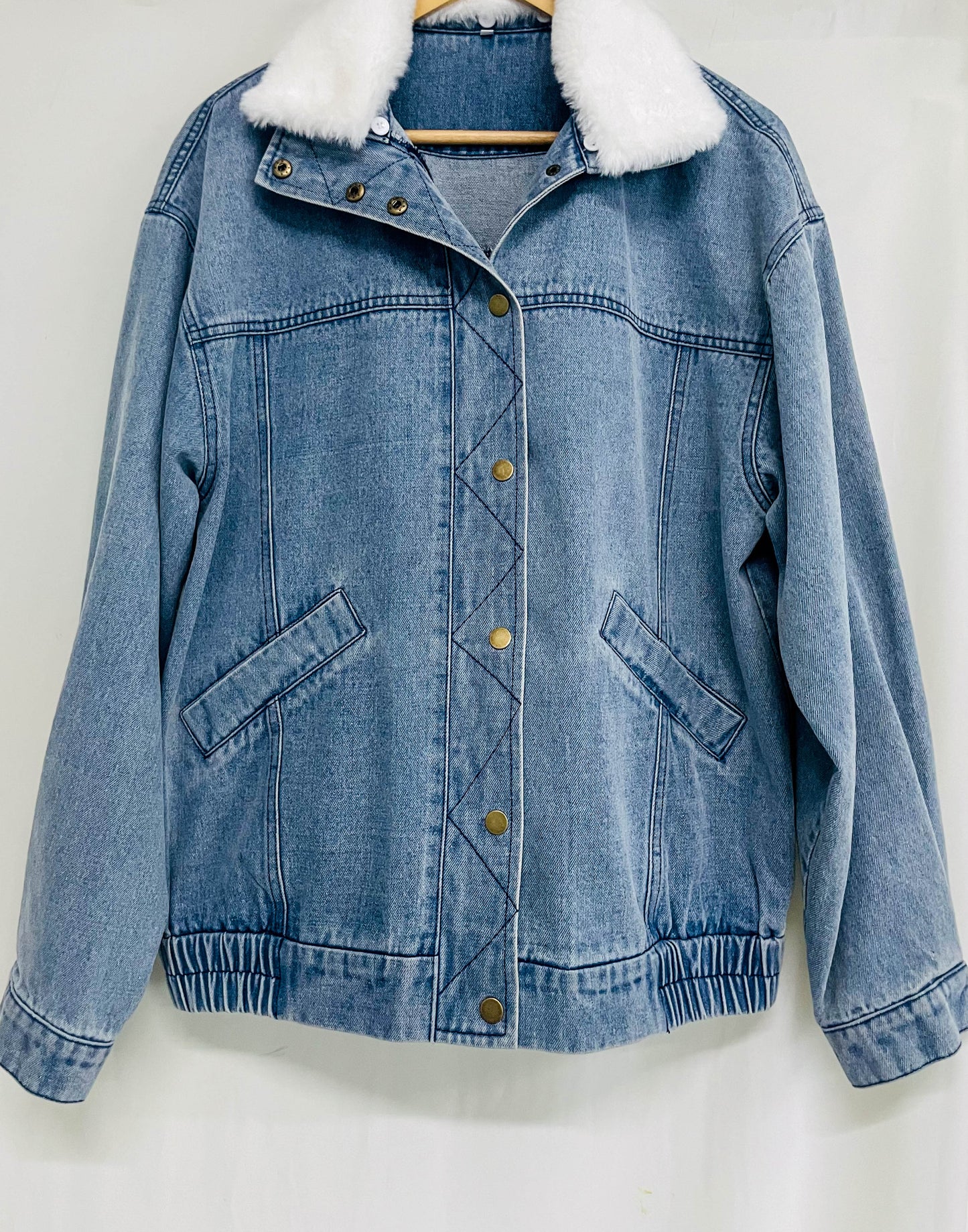 Fleecekragen Und Modern Geschnittene Jeansjacke