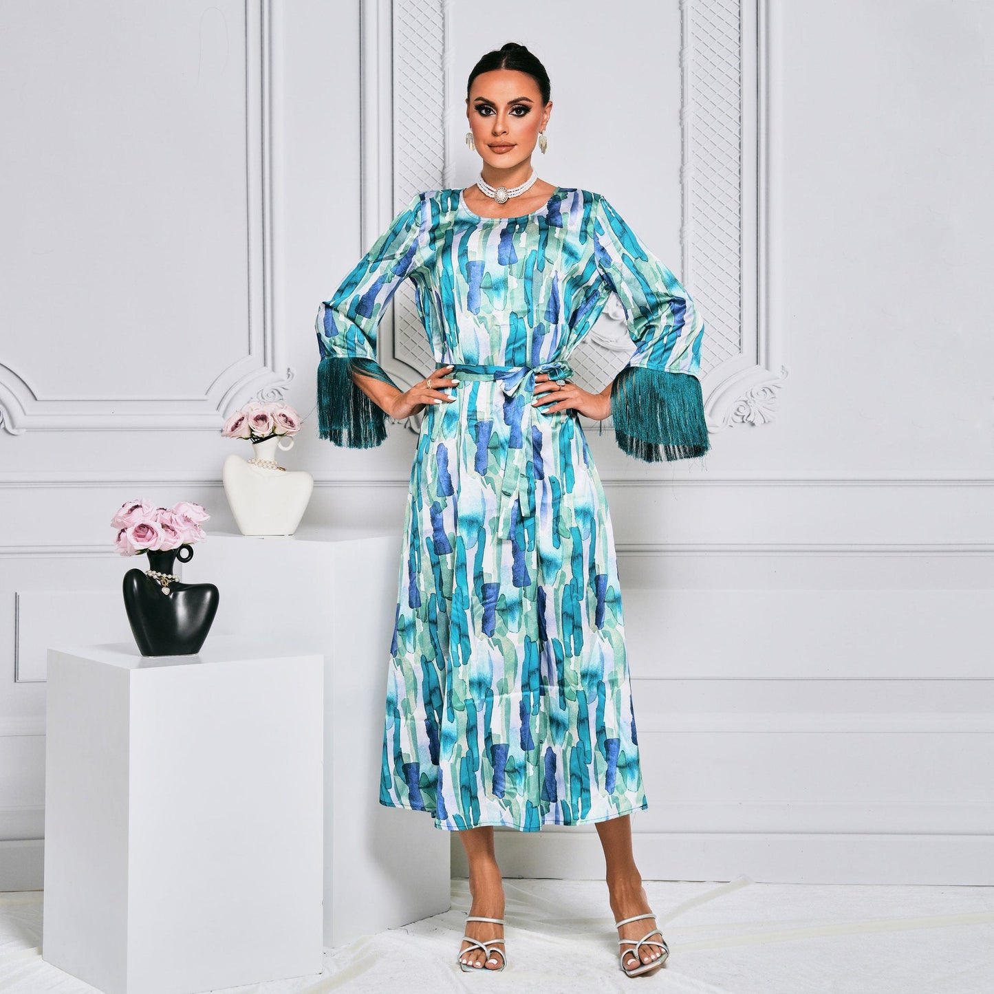 Traditionelles Langarm-Midikleid Mit Rundhalsausschnitt