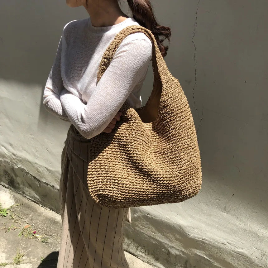Stylische Strohtasche Mit Strickdetails
