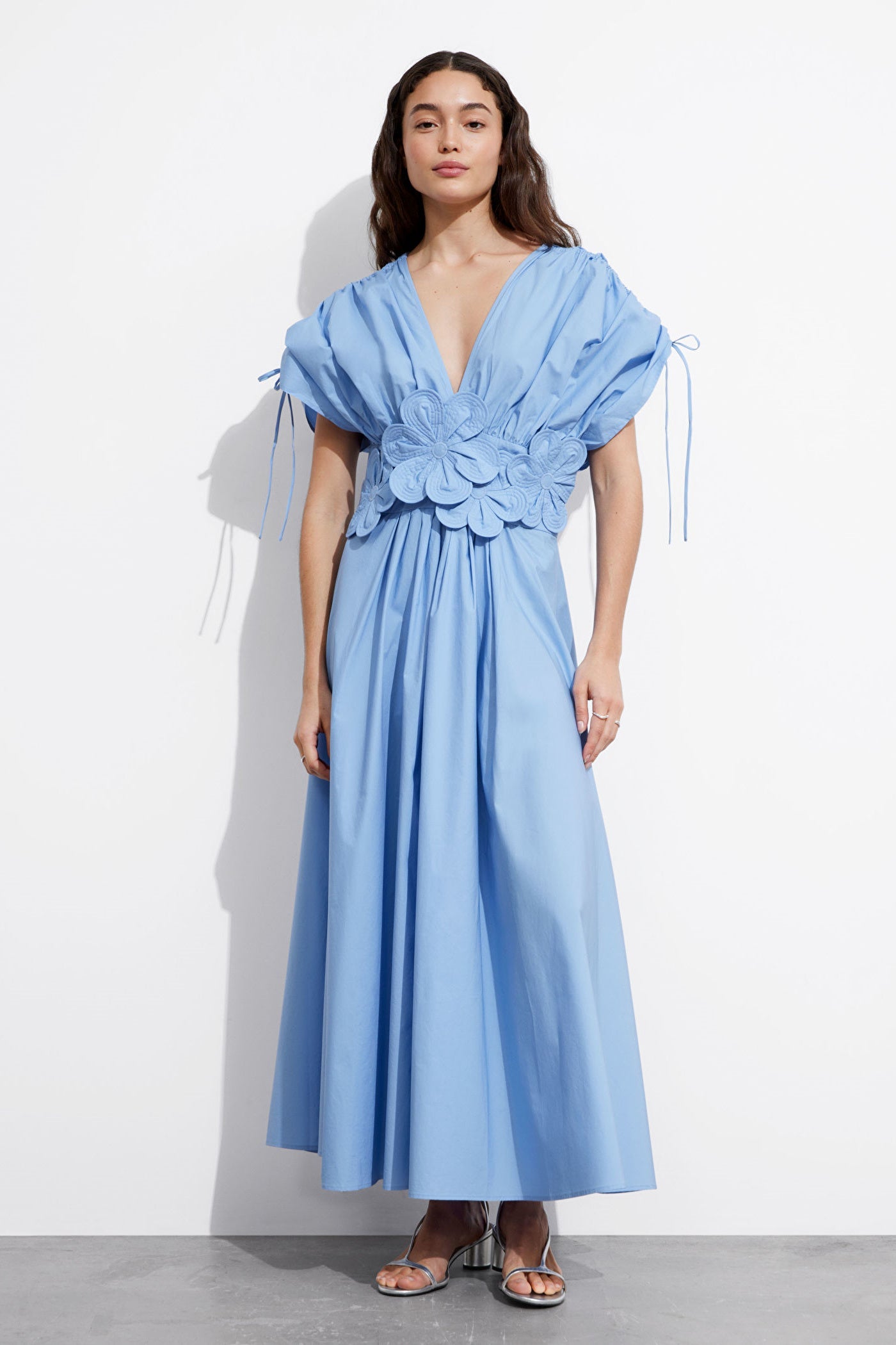 Maxikleid Mit V-Ausschnitt Und Blumenapplikation