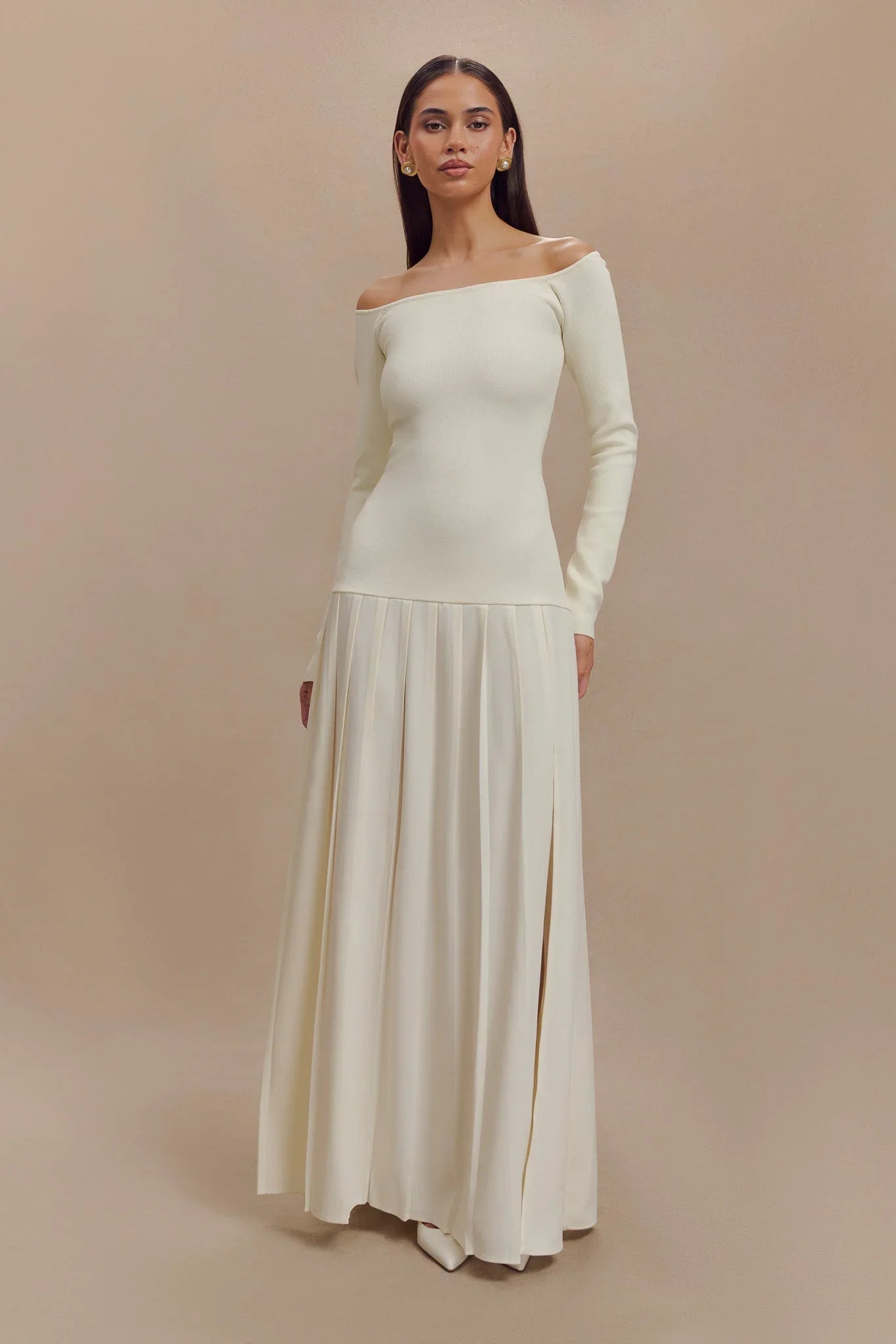 Elfenbeinfarbenes Schulterfreies Maxikleid Aus Strick