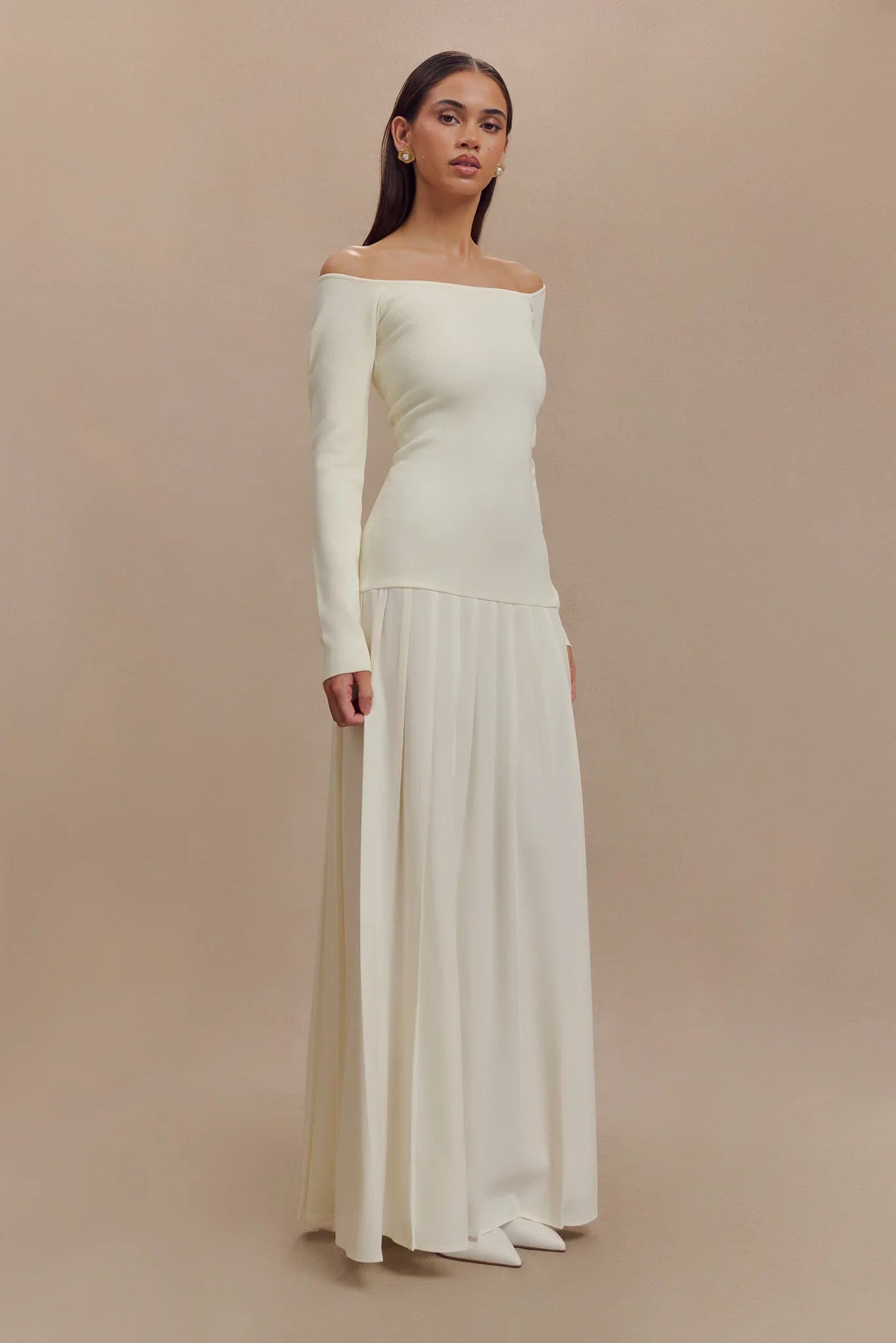 Elfenbeinfarbenes Schulterfreies Maxikleid Aus Strick