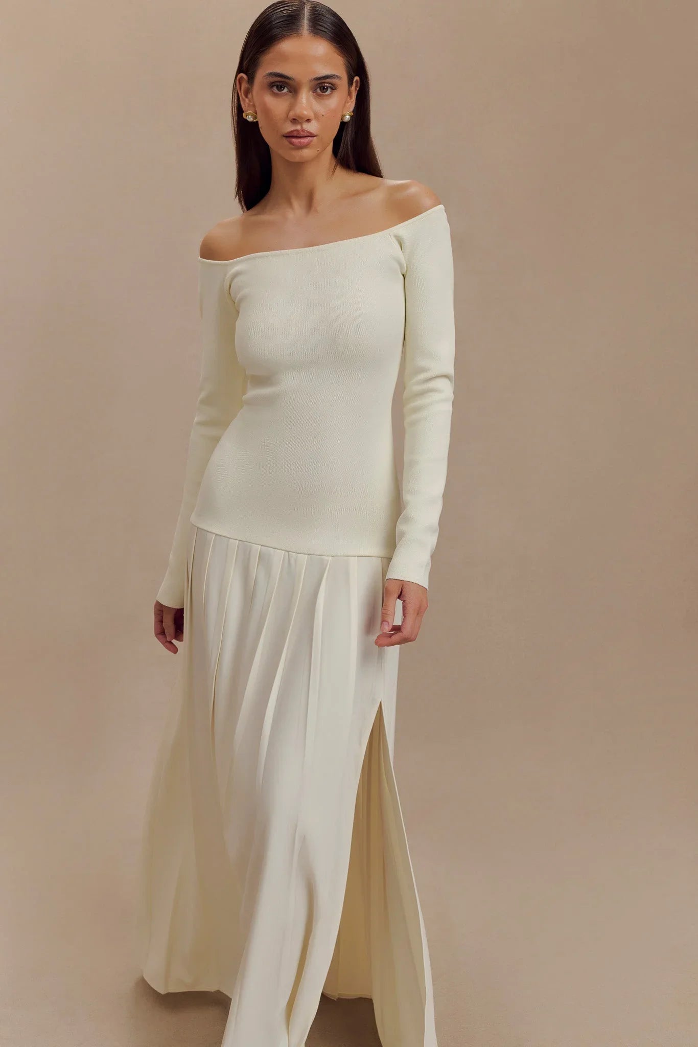 Elfenbeinfarbenes Schulterfreies Maxikleid Aus Strick