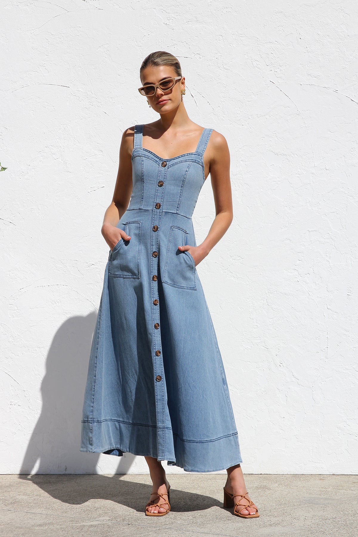 Elegantes Denim-Midikleid Mit Herzausschnitt