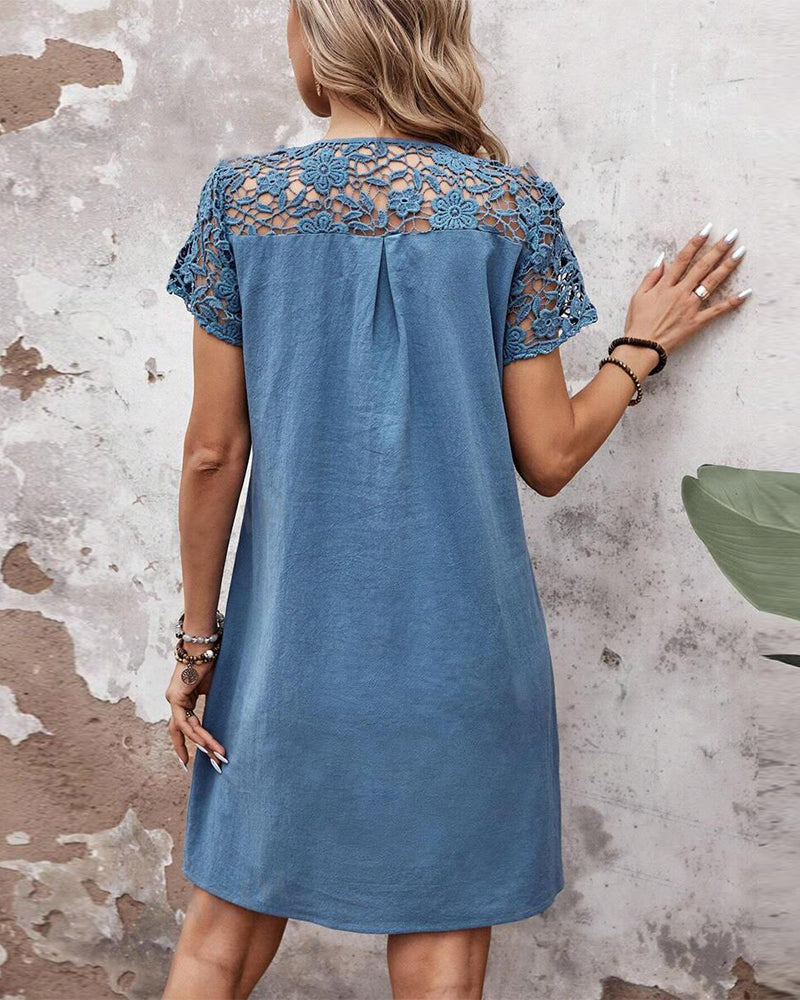 Einfarbiges Kleid Mit Spitzendetails Und Taschen.
