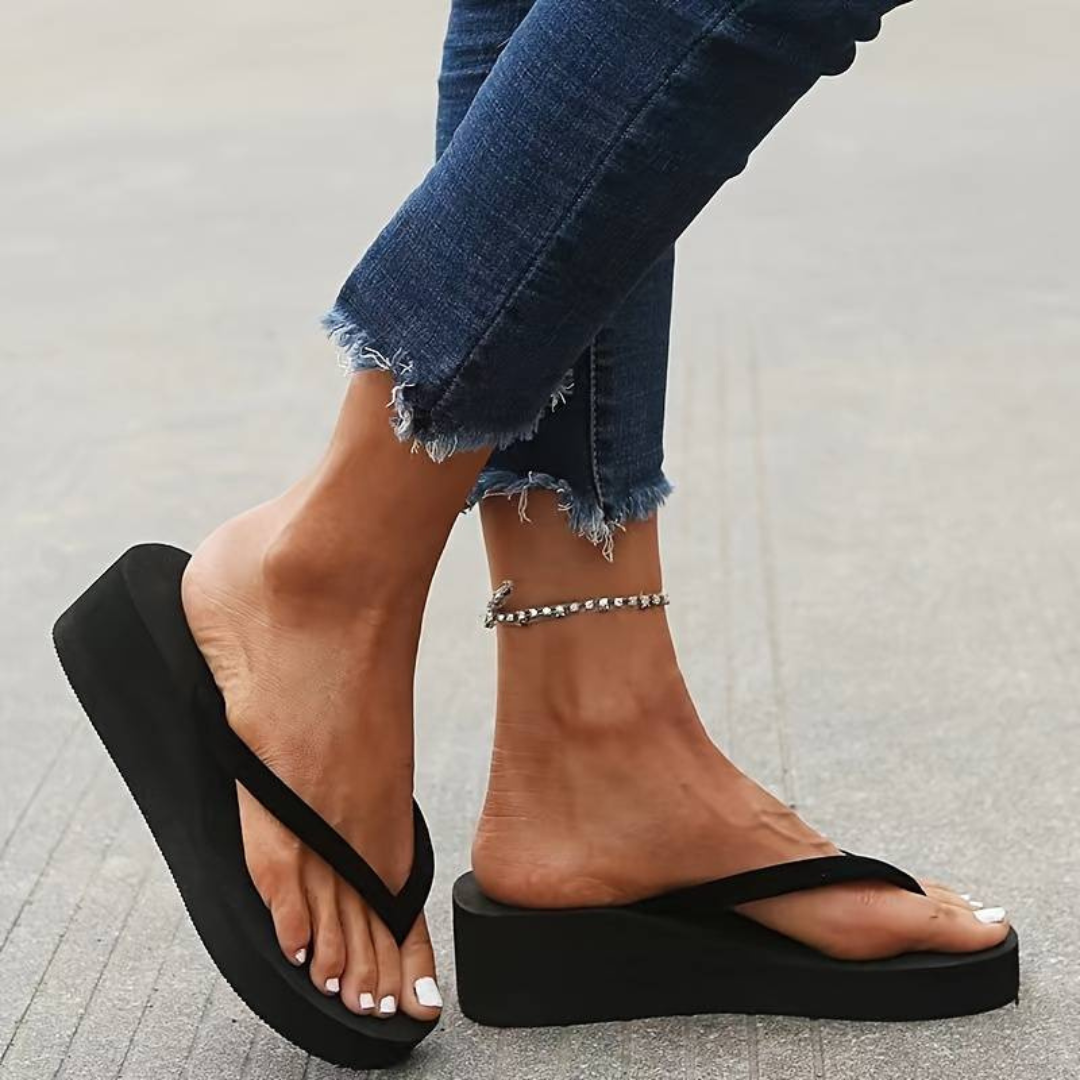 Bequeme Flip-Flops Mit Keilabsatz Für Den Sommer