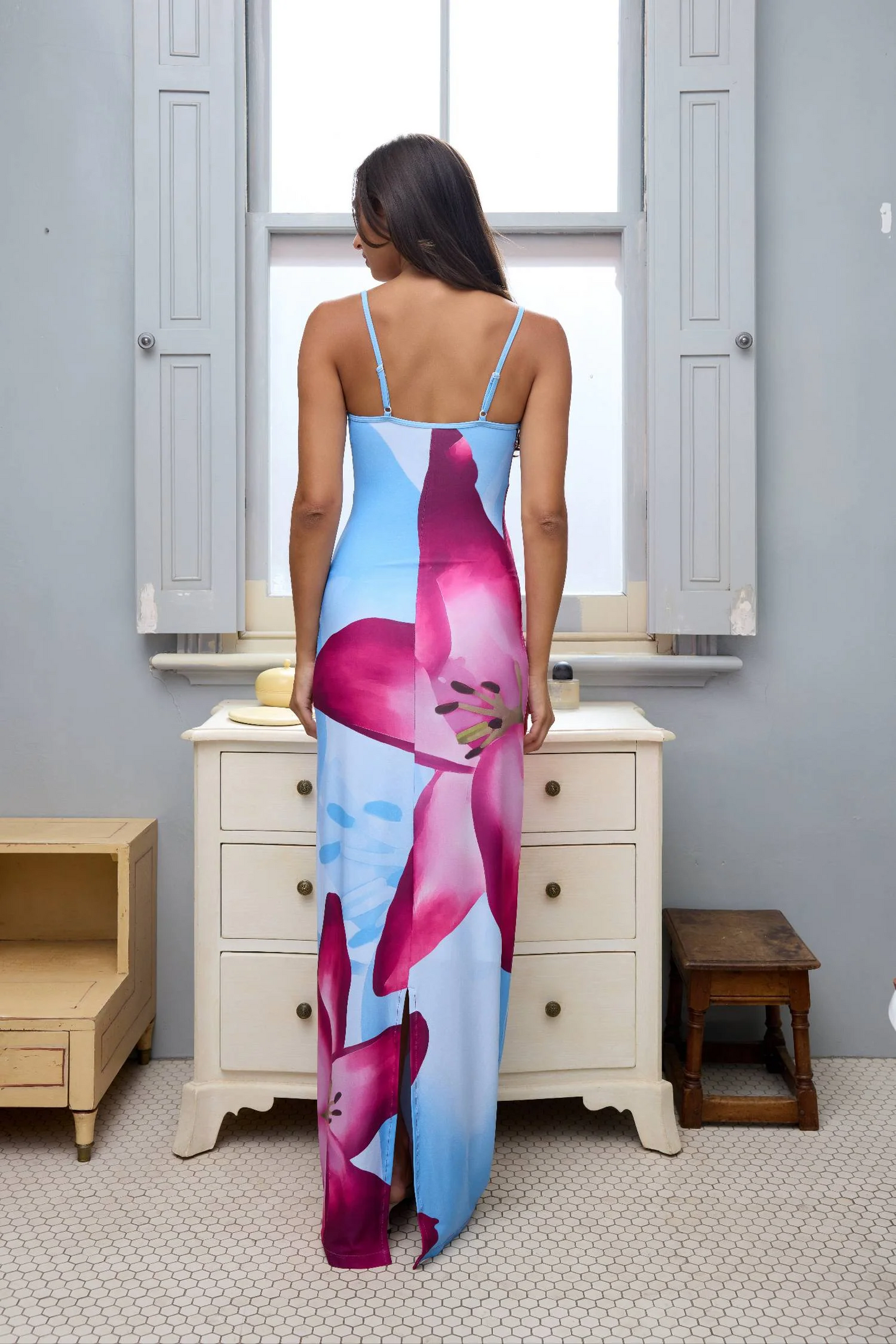 Maxikleid Mit Blumenmuster Und Dünnen Trägern