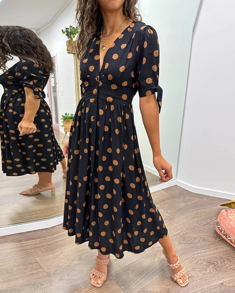 Kleid Mit Tiefem V-Ausschnitt Und Tupfenmuster
