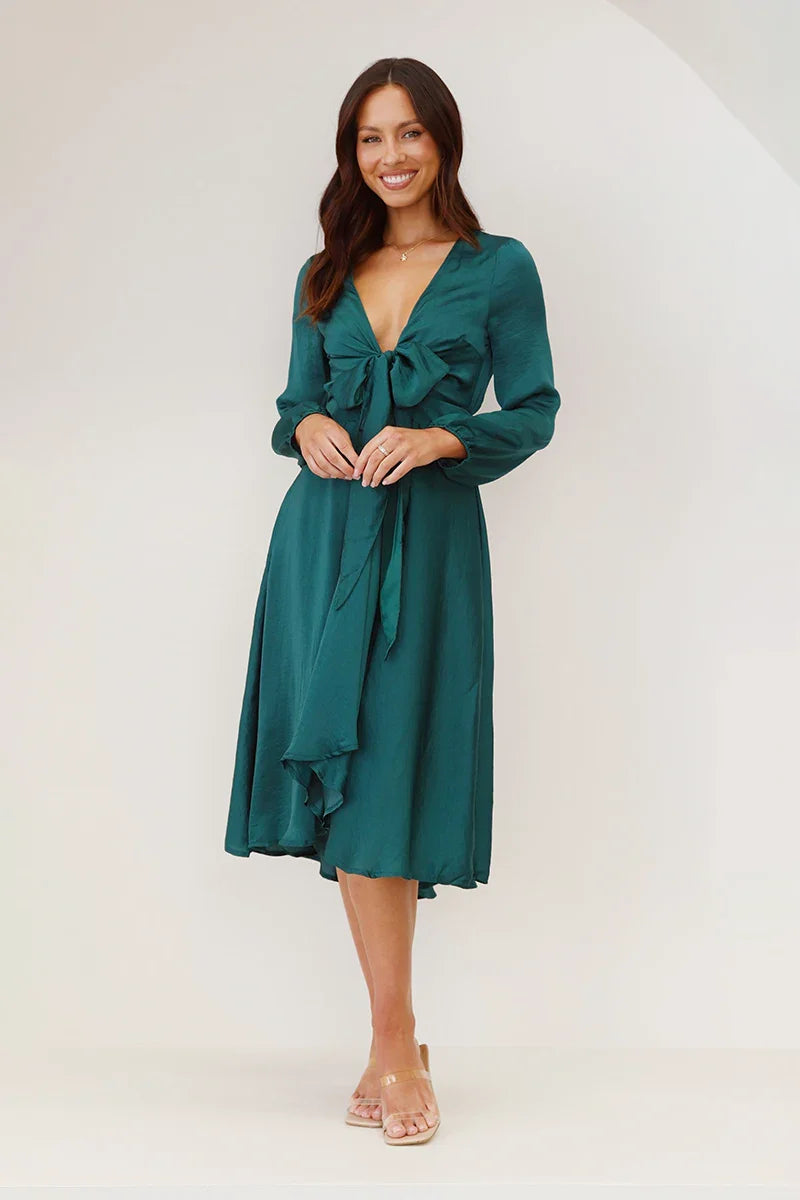 Elegantes Midikleid Mit Krawattendesign