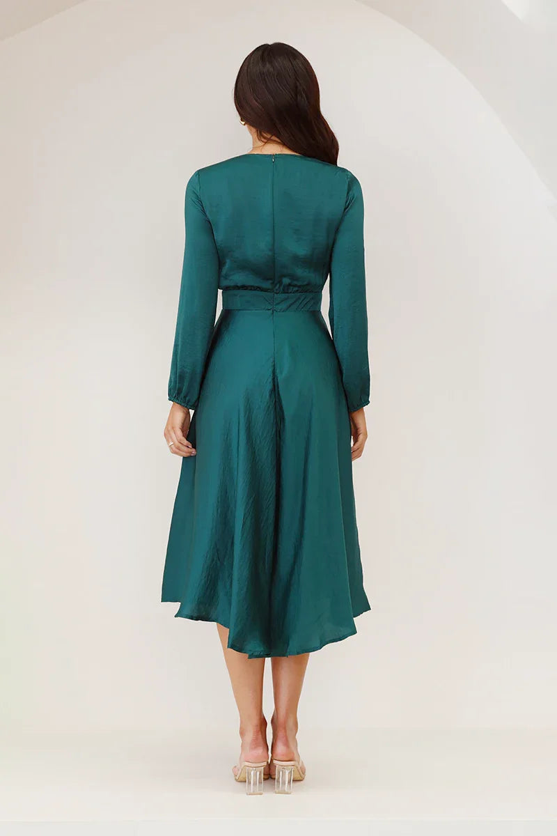 Elegantes Midikleid Mit Krawattendesign