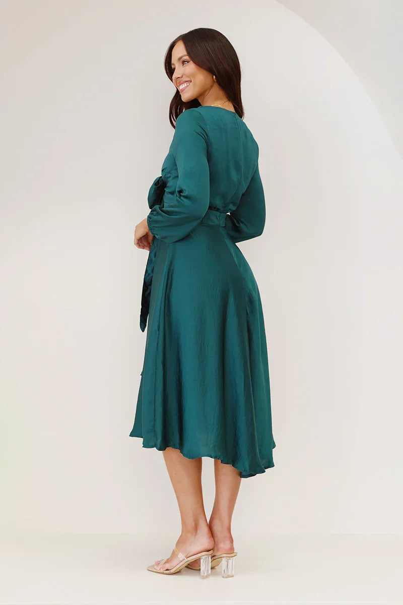 Elegantes Midikleid Mit Krawattendesign