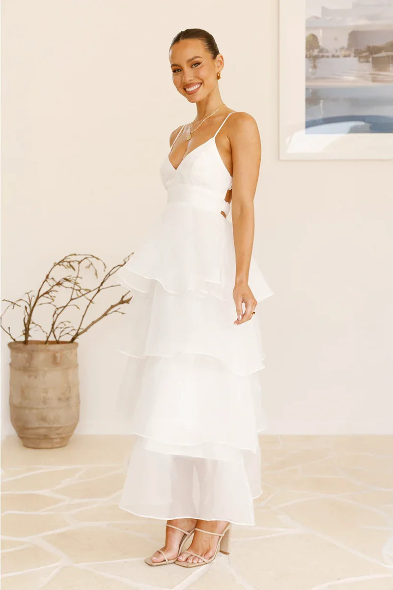 Elegantes Maxikleid Mit Dünnen Trägern Und Tülldetails