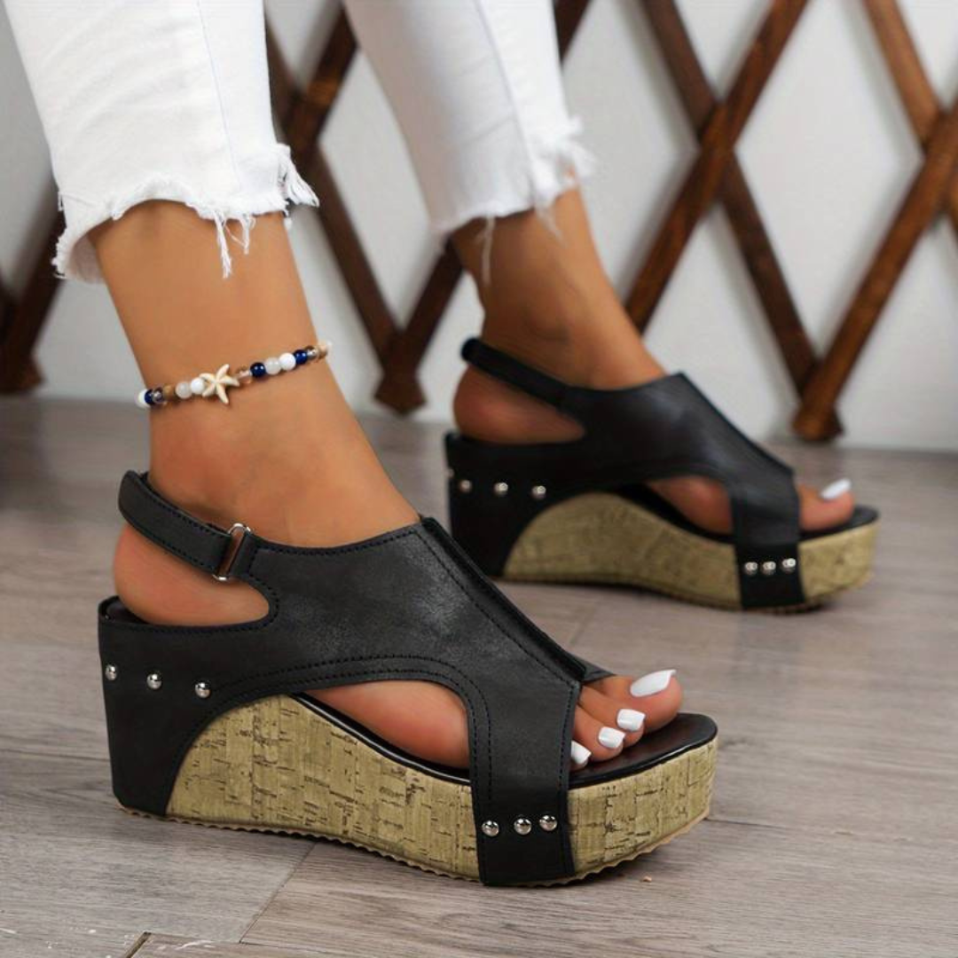 Stilvolle Und Bequeme Sommersandalen Mit Keilabsatz