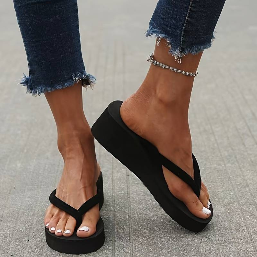 Bequeme Flip-Flops Mit Keilabsatz Für Den Sommer