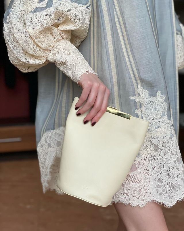 Minikleid Mit Laternenärmeln Und Spitzenbesatz