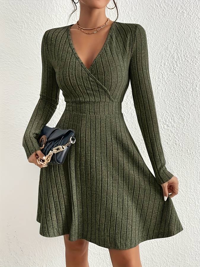 Geripptes Midikleid Mit V-Ausschnitt