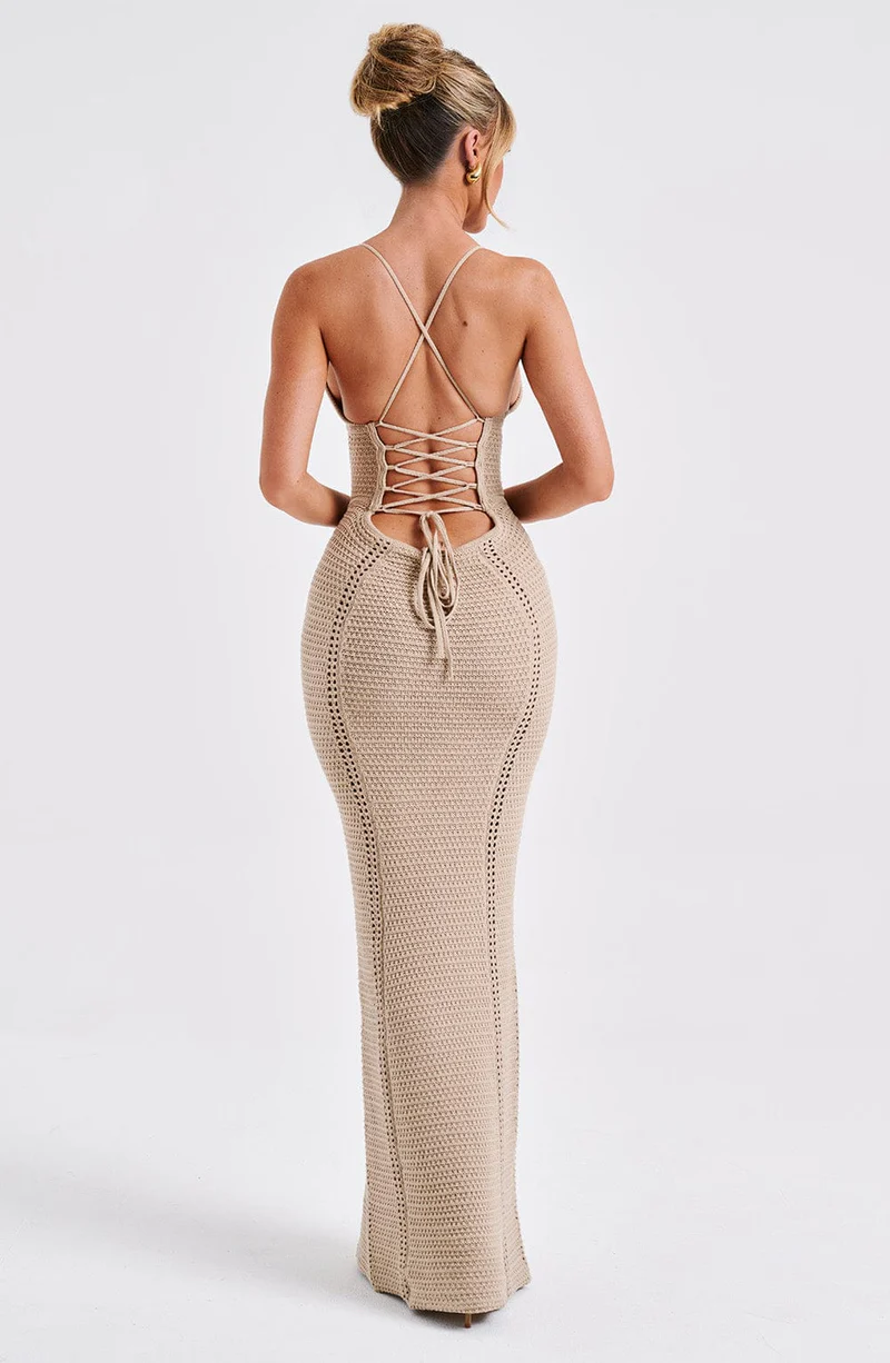 Gestricktes Maxi-Strickpulloverkleid Mit Tiefem Ausschnitt