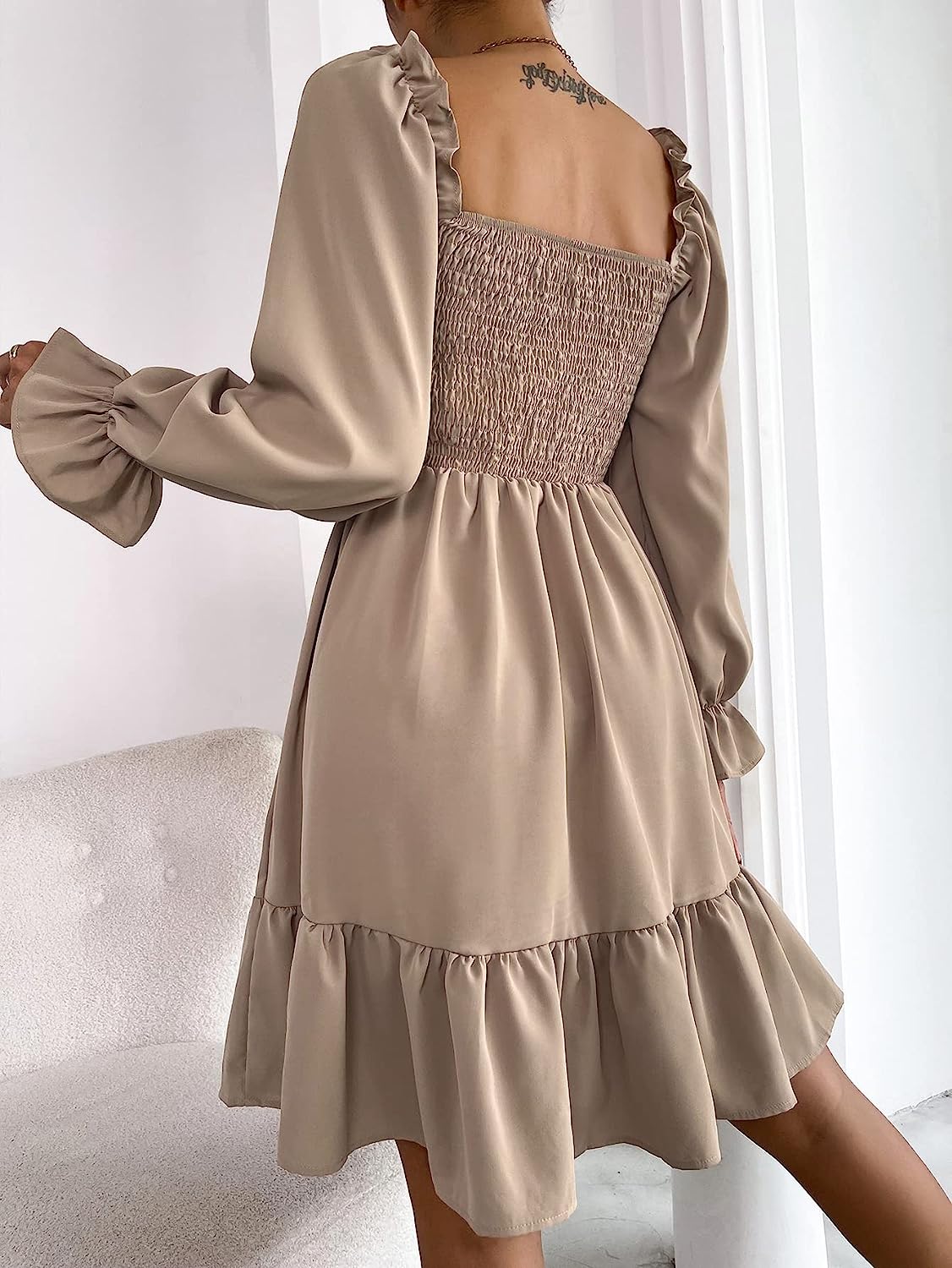 Minikleid Mit Quadratischem Ausschnitt Und Rüschendetail