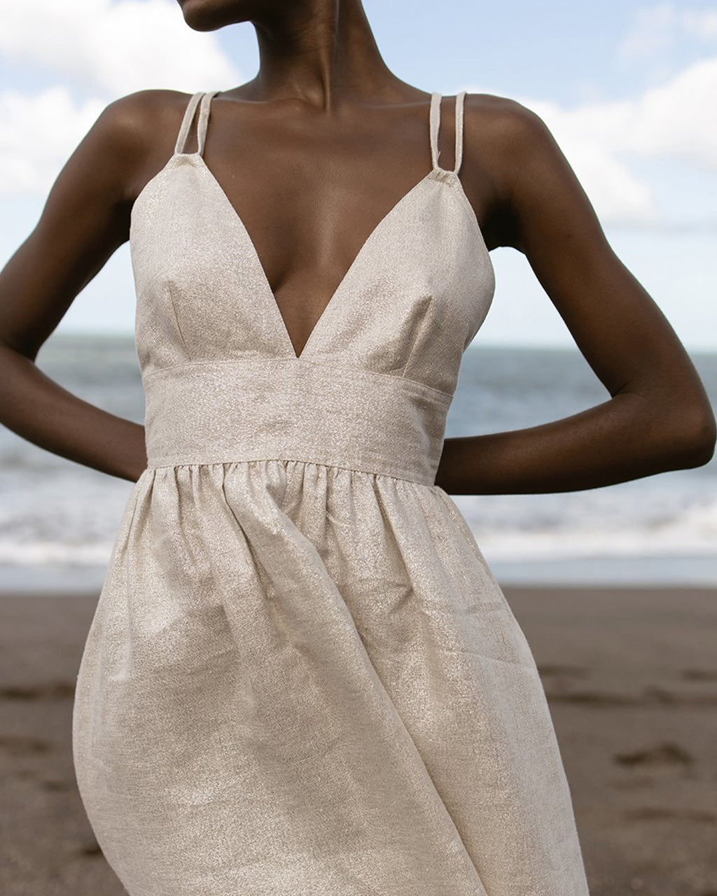 Elegantes Midikleid Mit Dünnen Trägern Und Tiefem Ausschnitt