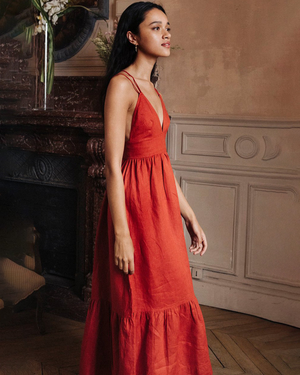 Elegantes Midikleid Mit Dünnen Trägern Und Tiefem Ausschnitt