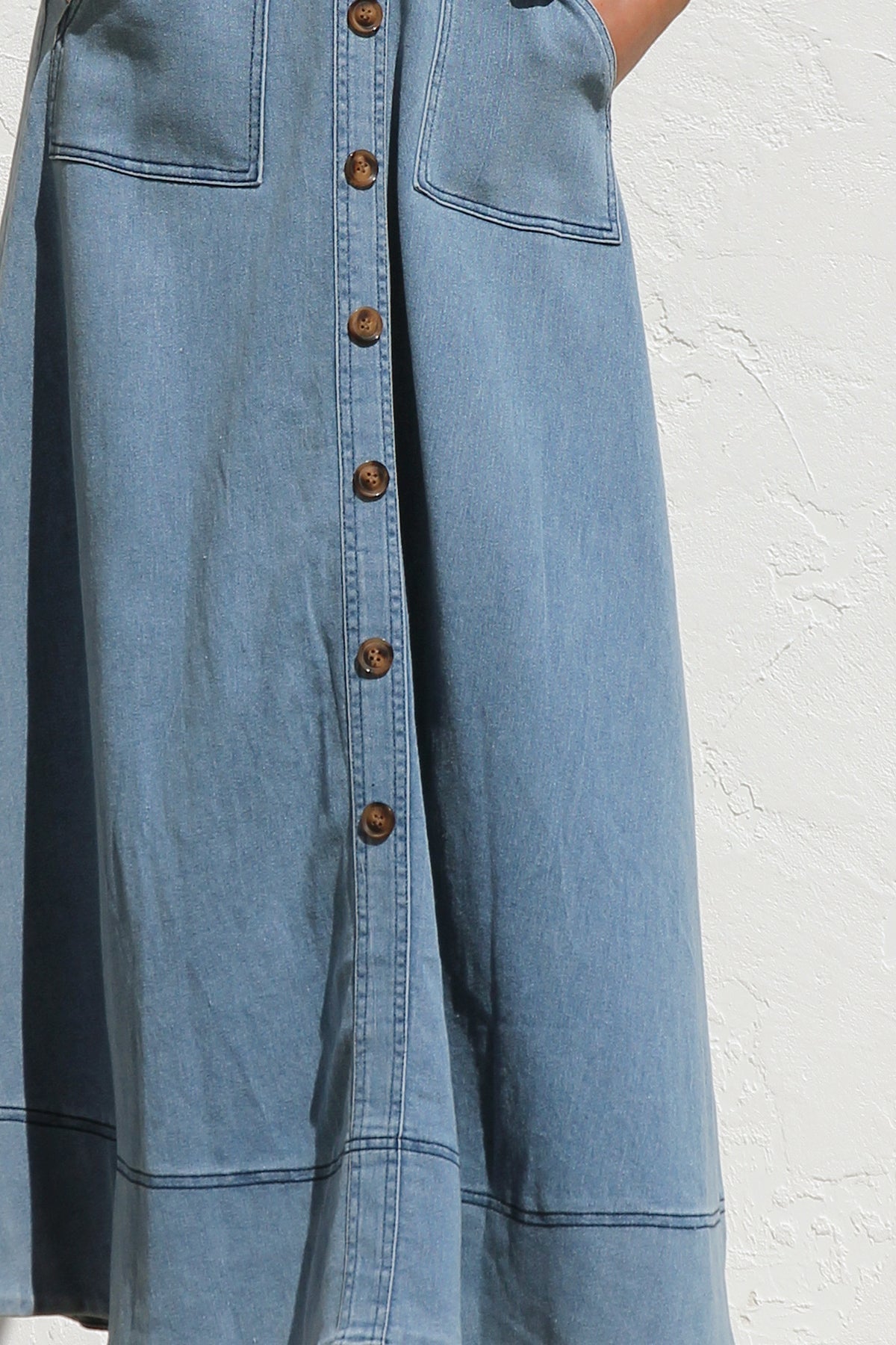 Elegantes Denim-Midikleid Mit Herzausschnitt