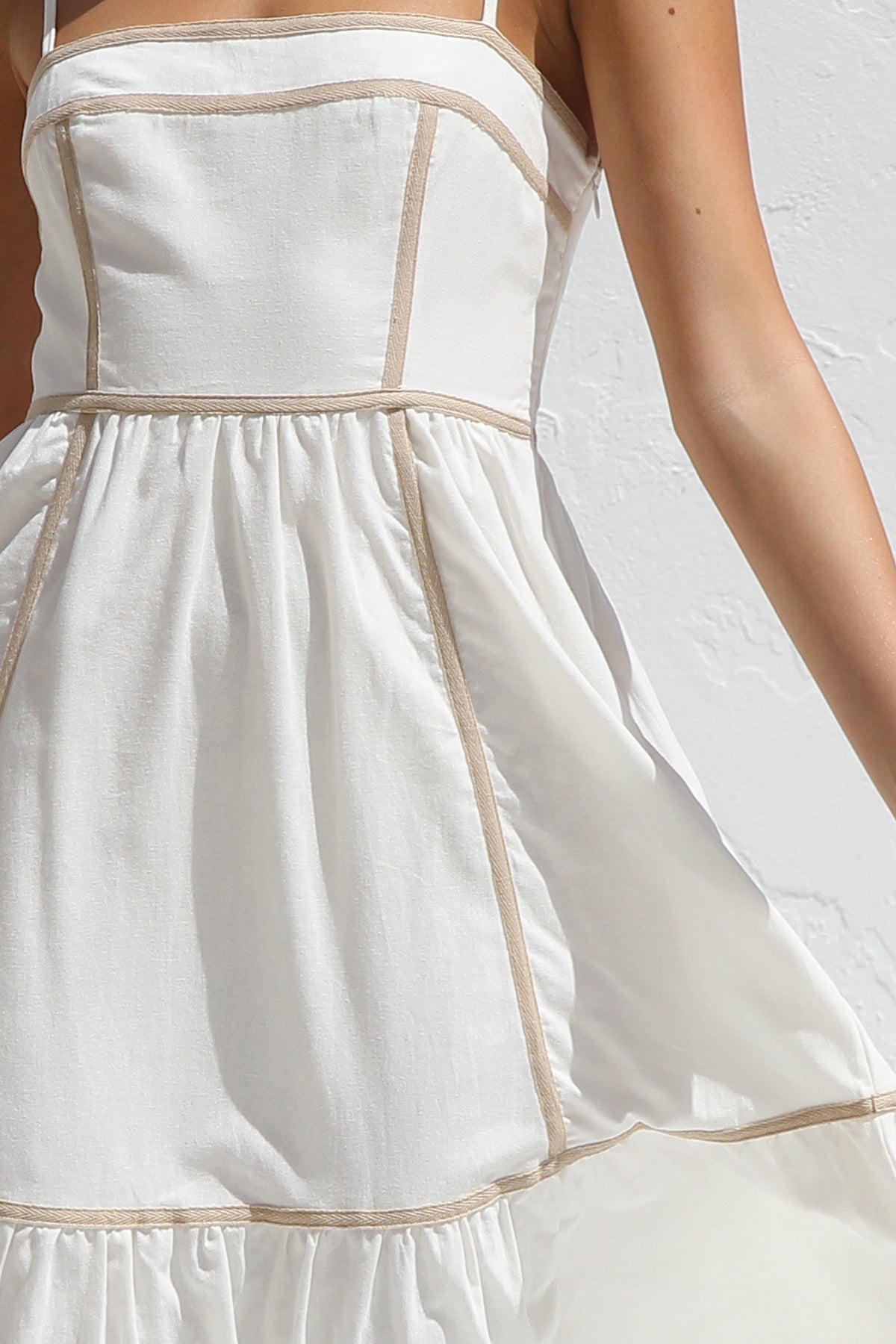 Midikleid Mit Schmalen Trägern Und Quadratischem Ausschnitt