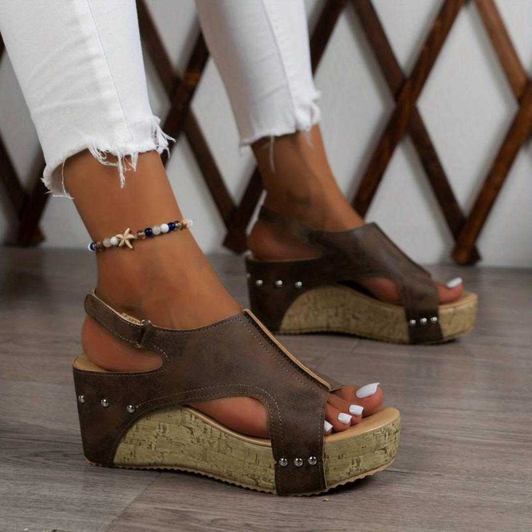 Stilvolle Und Bequeme Sommersandalen Mit Keilabsatz