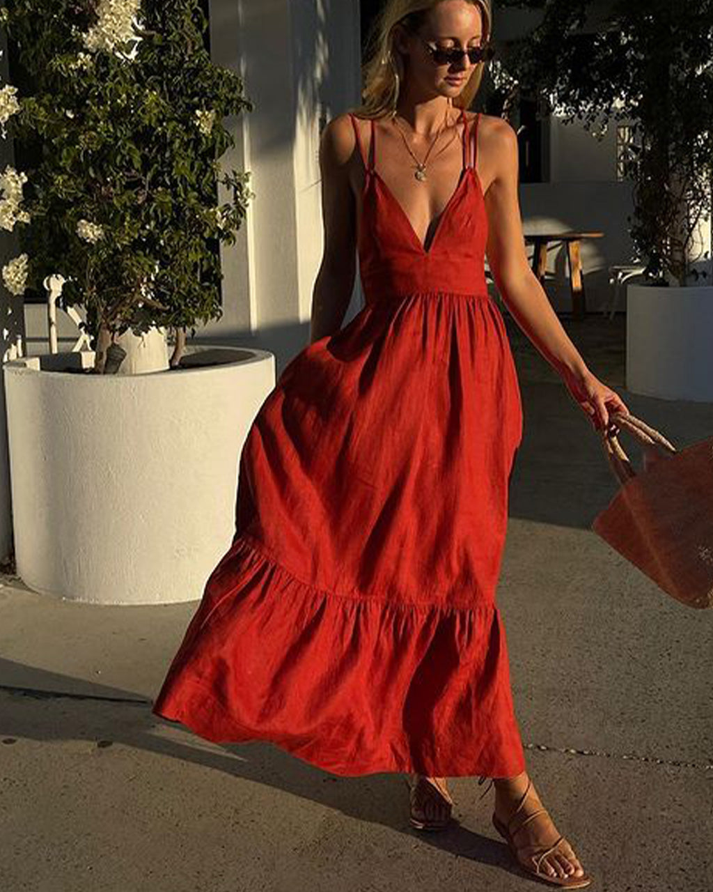 Elegantes Midikleid Mit Dünnen Trägern Und Tiefem Ausschnitt