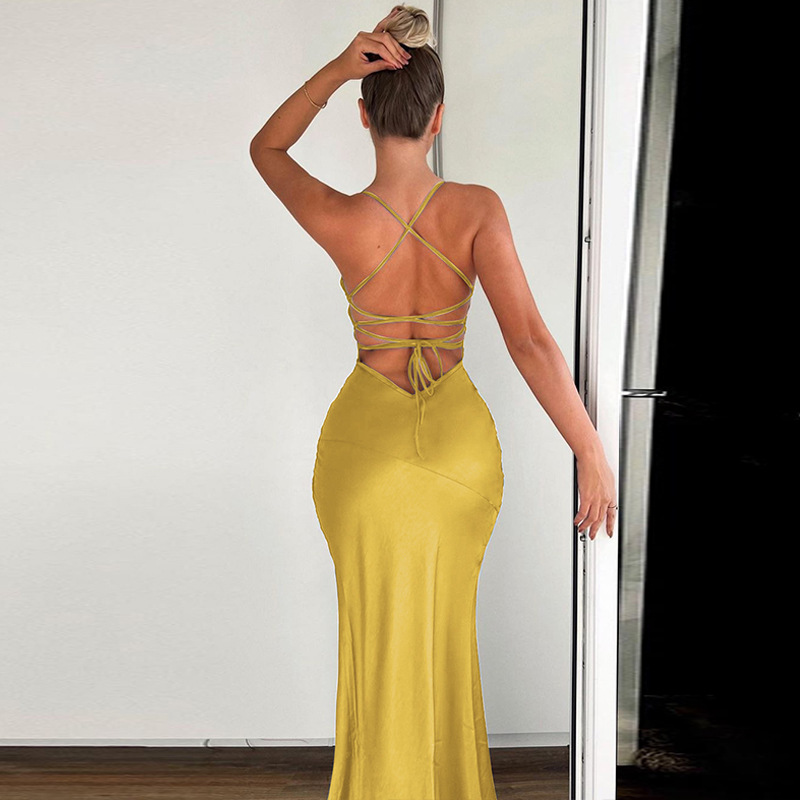 Tief Ausgeschnittenes Maxikleid Mit Schlitz