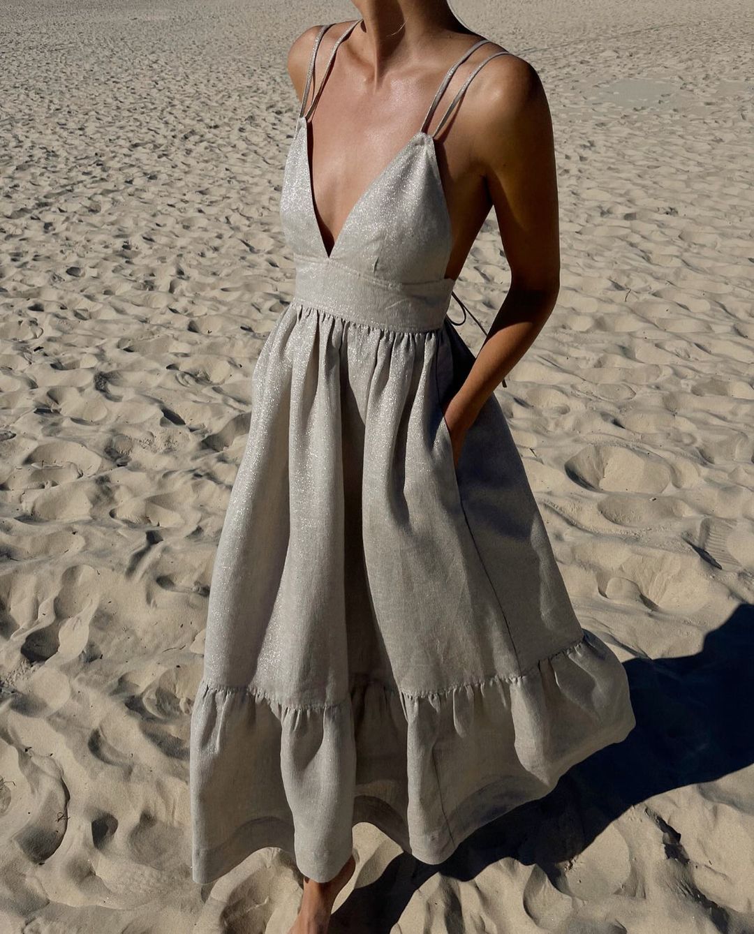 Elegantes Midikleid Mit Dünnen Trägern Und Tiefem Ausschnitt