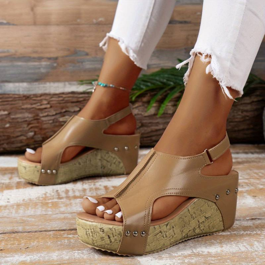 Stilvolle Und Bequeme Sommersandalen Mit Keilabsatz