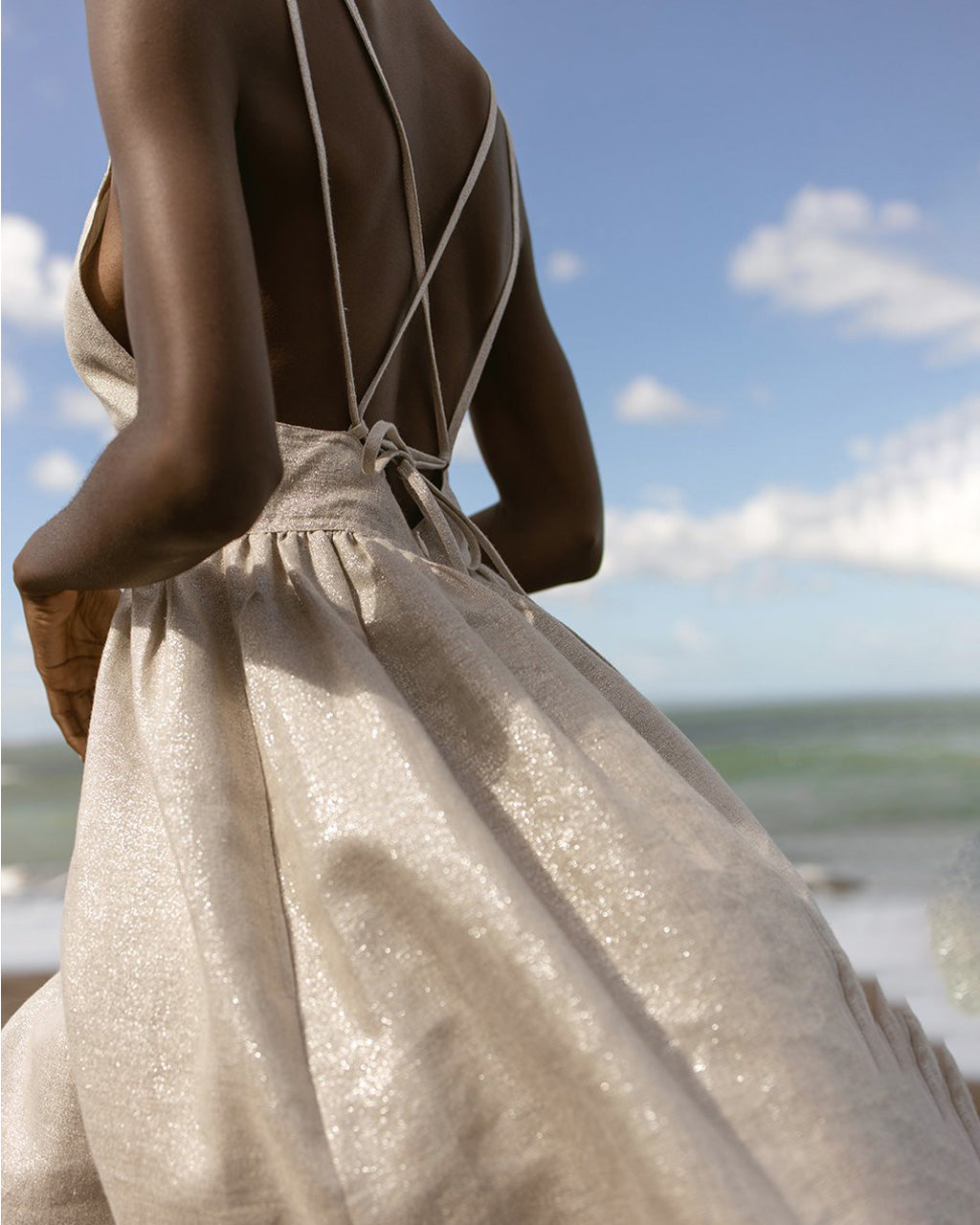 Elegantes Midikleid Mit Dünnen Trägern Und Tiefem Ausschnitt