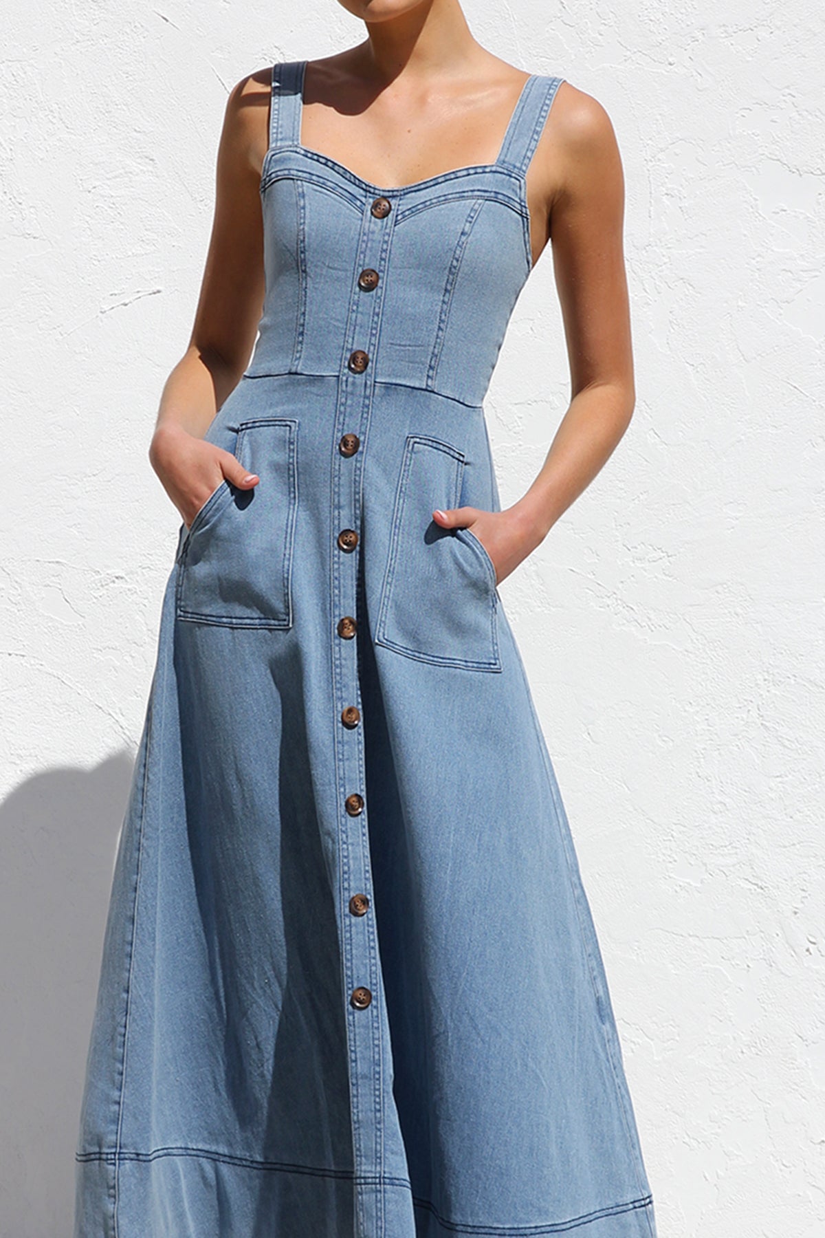 Elegantes Denim-Midikleid Mit Herzausschnitt