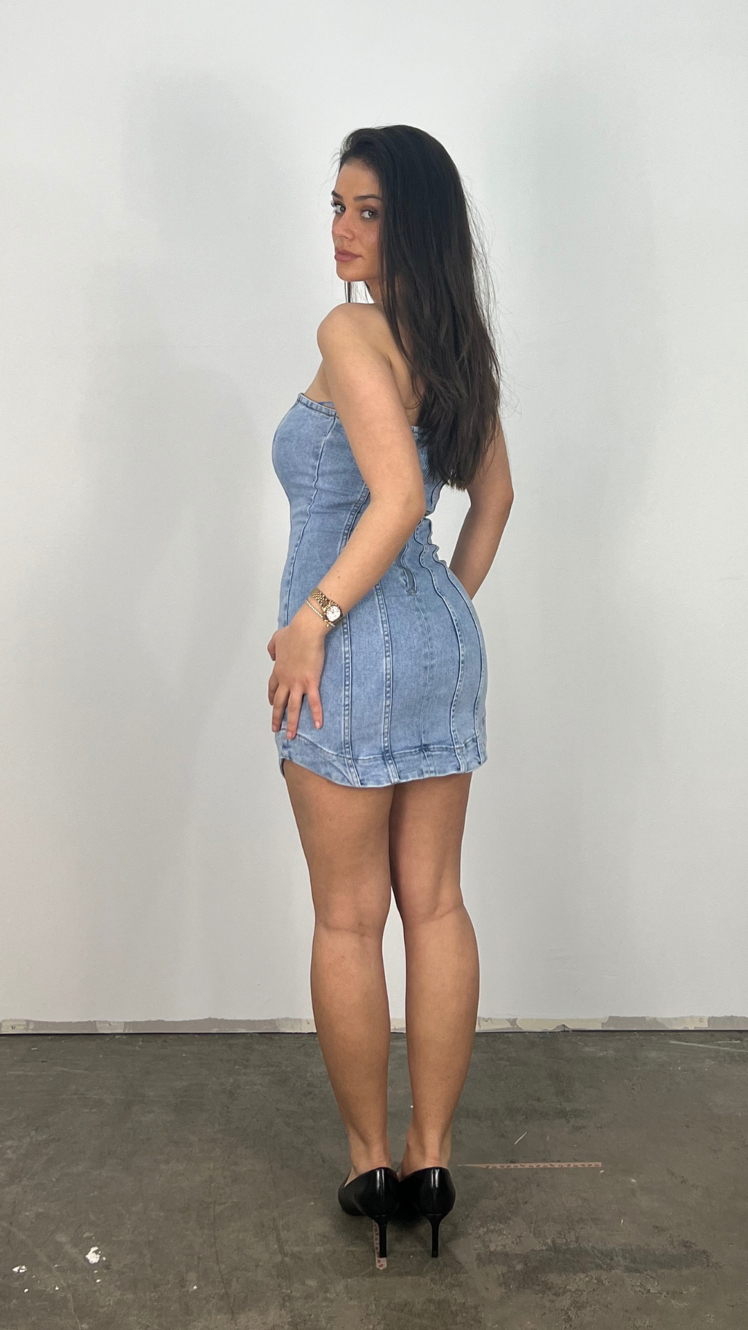 Trägerloses Mini-Jeanskleid