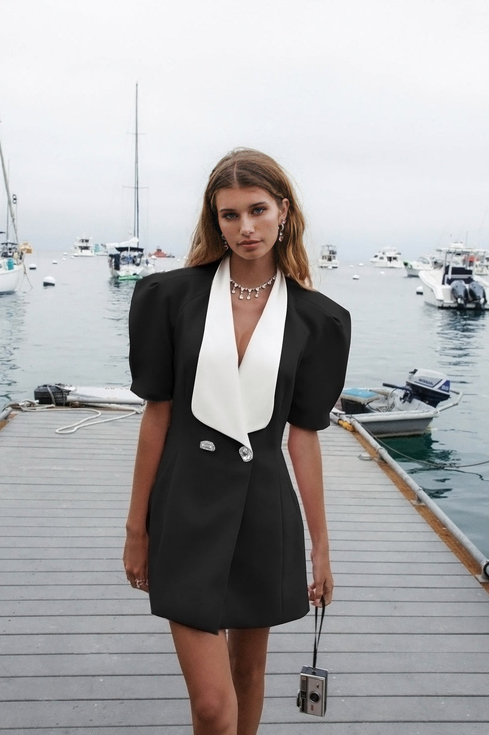 Rückenfreies Minikleid Mit V-Ausschnitt Und Schleife