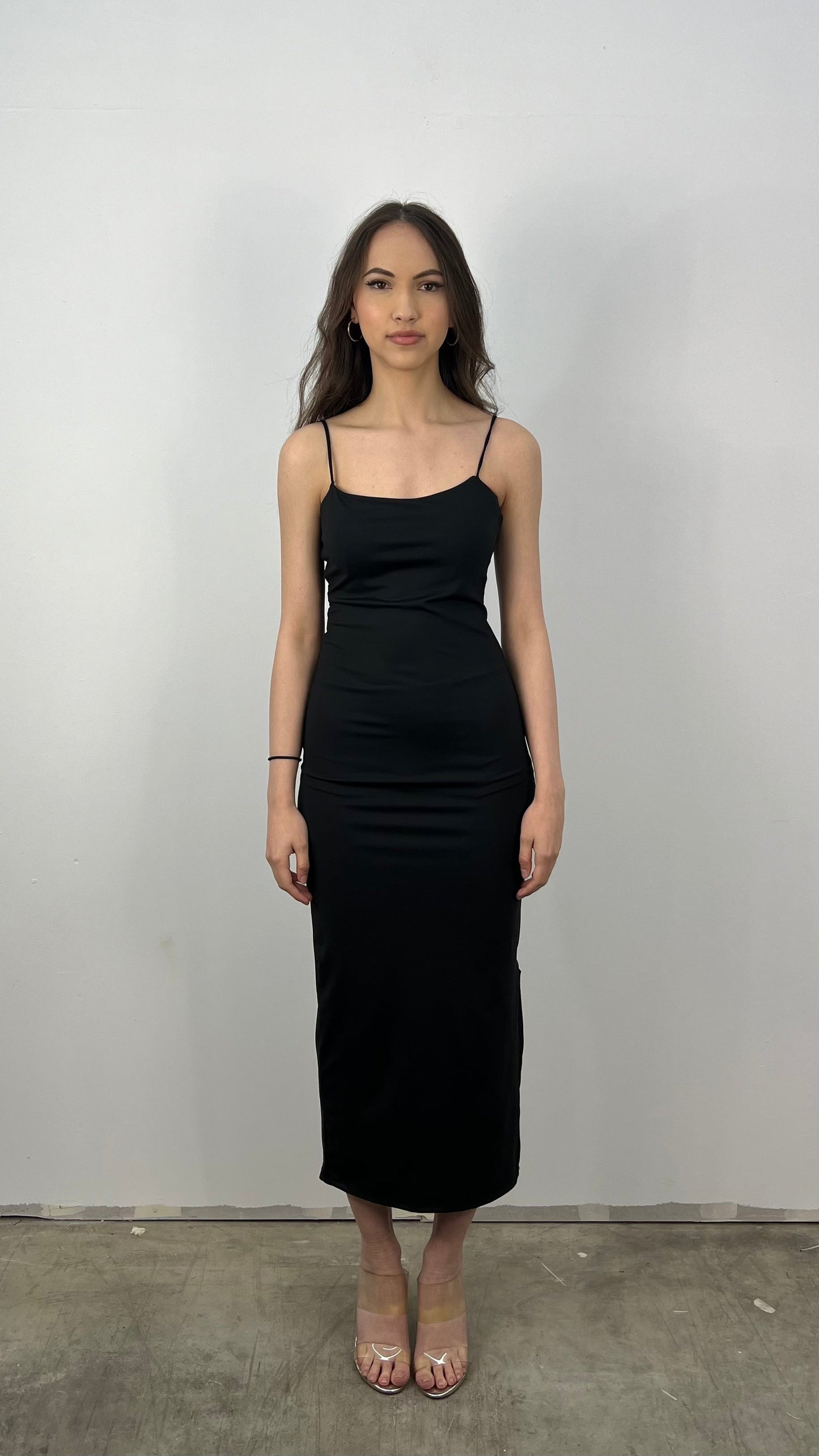 Midikleid Mit Schmalen Trägern Und Quadratischem Ausschnitt