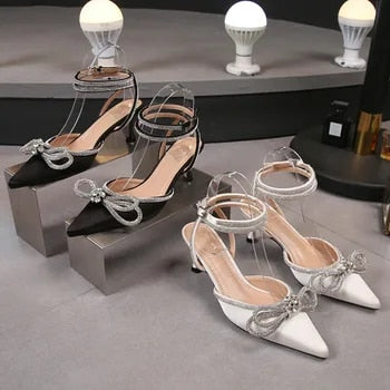 Schuhe Mit Niedrigem Absatz Und Kristalldetail
