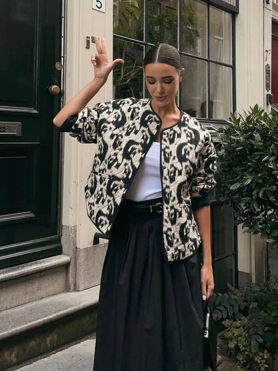 Elegantes Design, Stylische Jacke Mit Schwarz-Weißem Muster