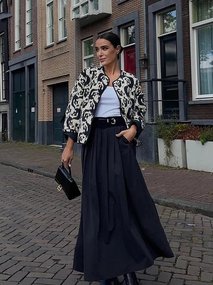 Elegantes Design, Stylische Jacke Mit Schwarz-Weißem Muster