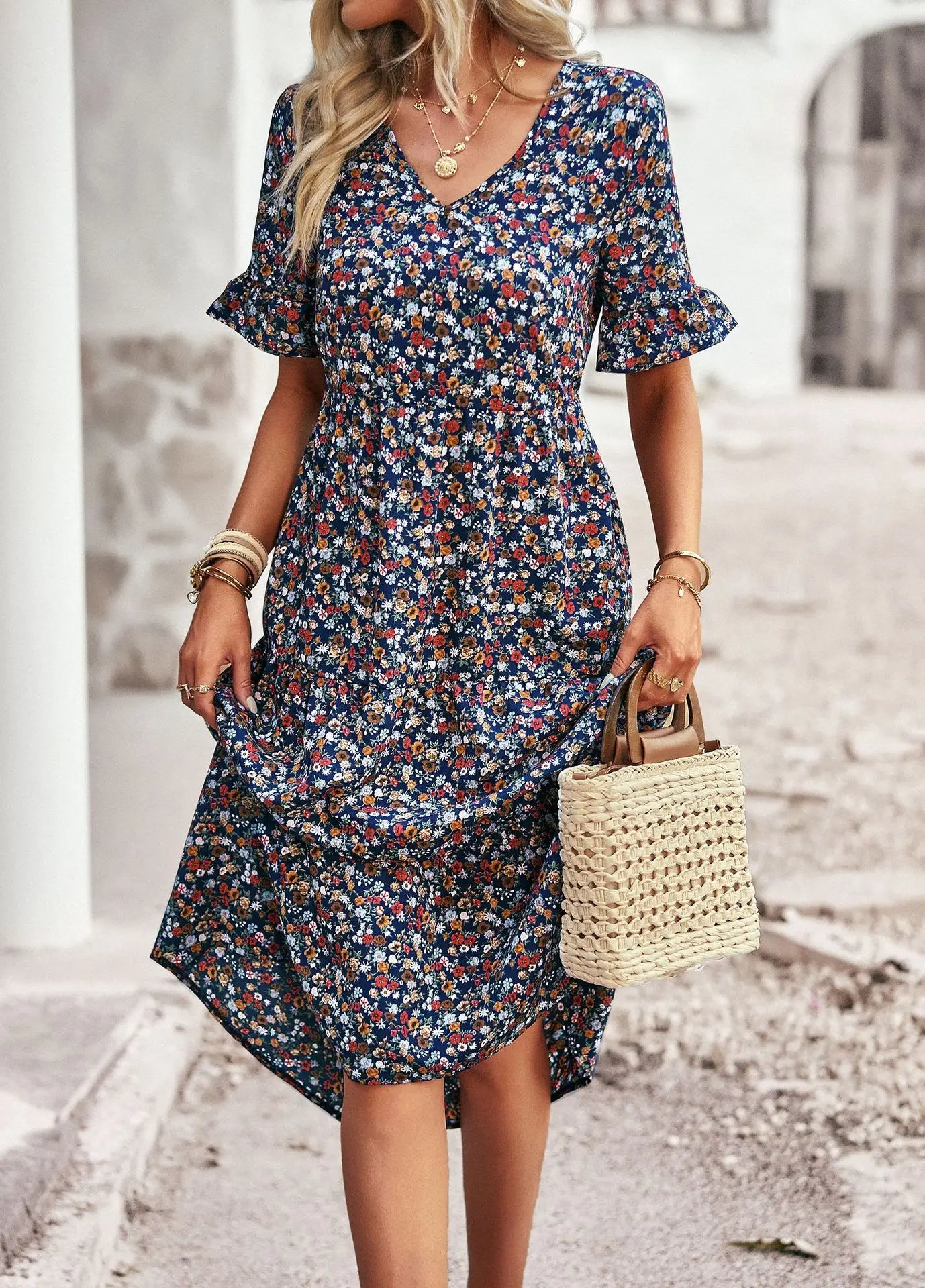 Kleid Mit Blumenmuster, Kurzen Ärmeln Und V-Ausschnitt