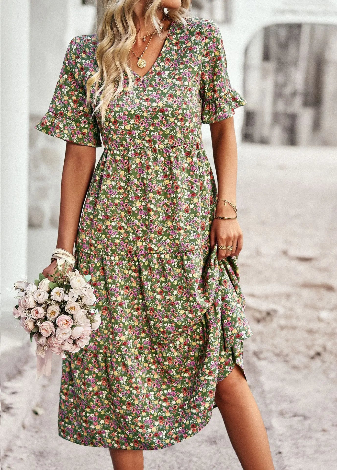 Kleid Mit Blumenmuster, Kurzen Ärmeln Und V-Ausschnitt