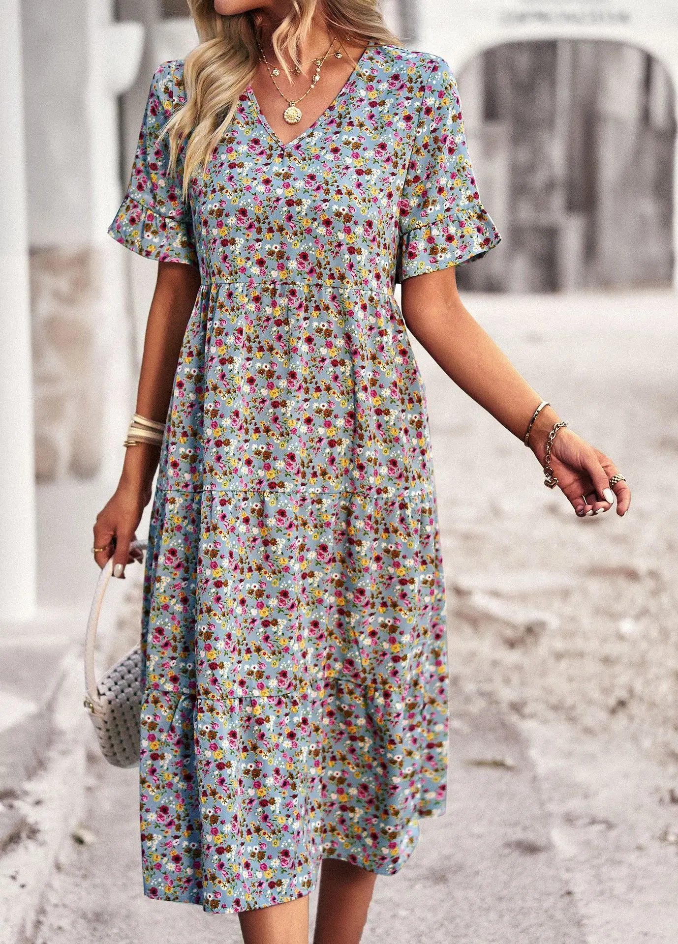 Kleid Mit Blumenmuster, Kurzen Ärmeln Und V-Ausschnitt