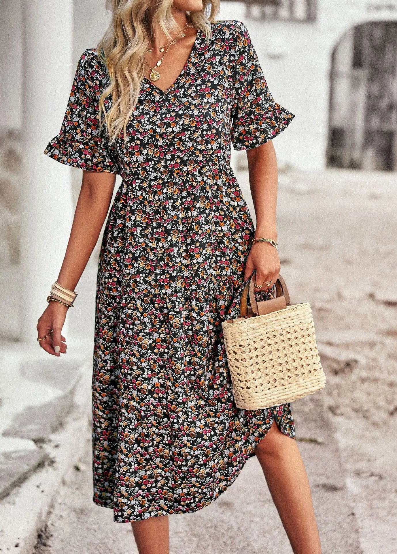 Kleid Mit Blumenmuster, Kurzen Ärmeln Und V-Ausschnitt