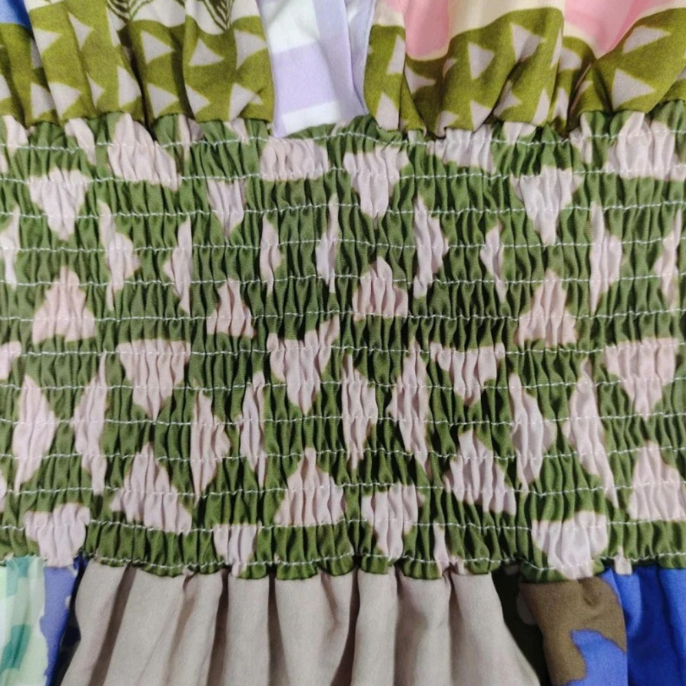 Traditionelles Midikleid Mit V-Ausschnitt Und Langen Ärmeln