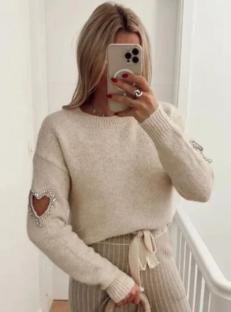 Strickpullover Mit Herzdetail, Der Die Eleganz Einer Frau Vervollständigt