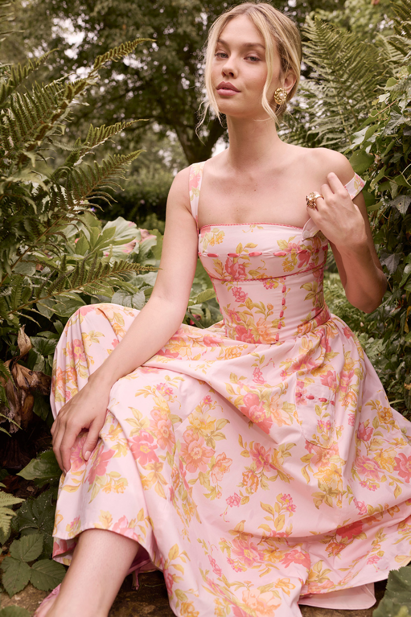 Pfirsichfarbenes Midikleid Mit Blumenmuster